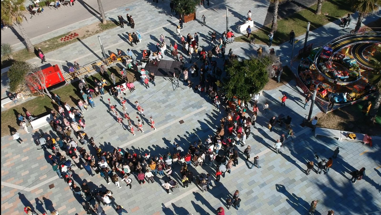 Cientos de personas forman un gran corro alrededor del abeto