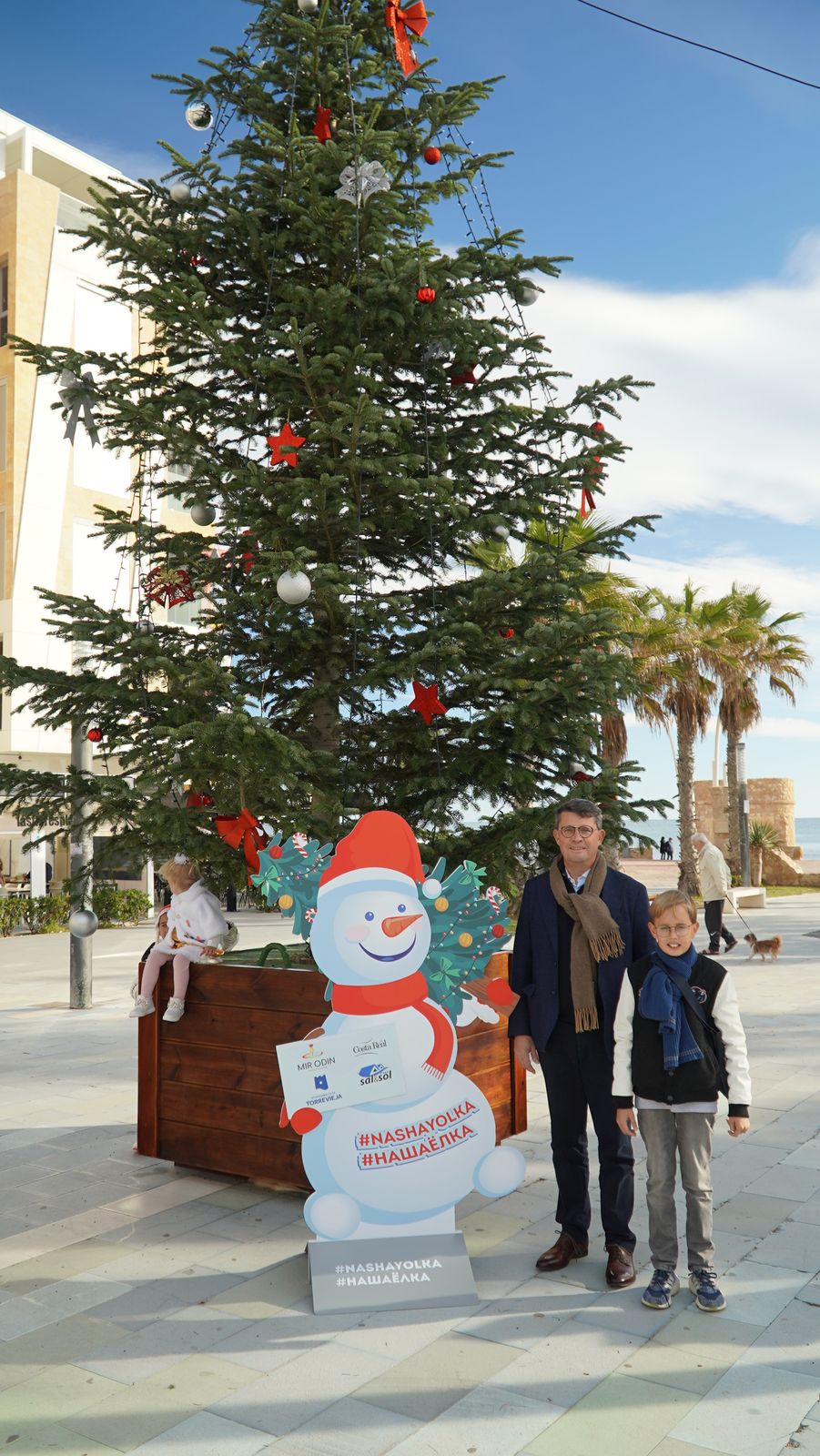 El abeto natural de Nasha Yolka en la plaza de La Mata, con un muñeco de nieve decorativo a sus pies