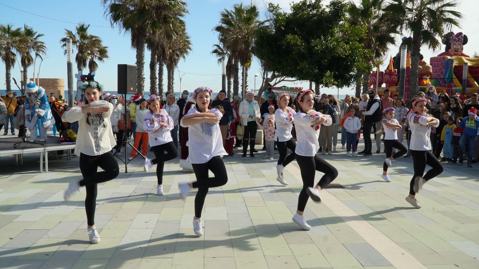 Actuación de baile ante el público de la plaza