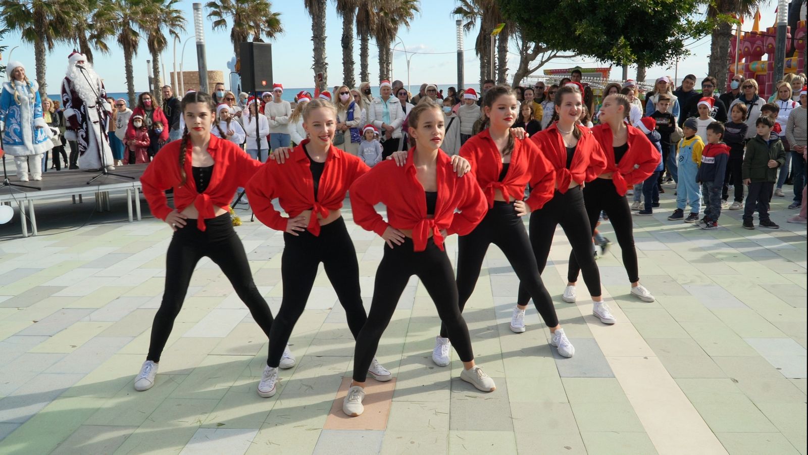 Bailarinas de rojo en plena actuación