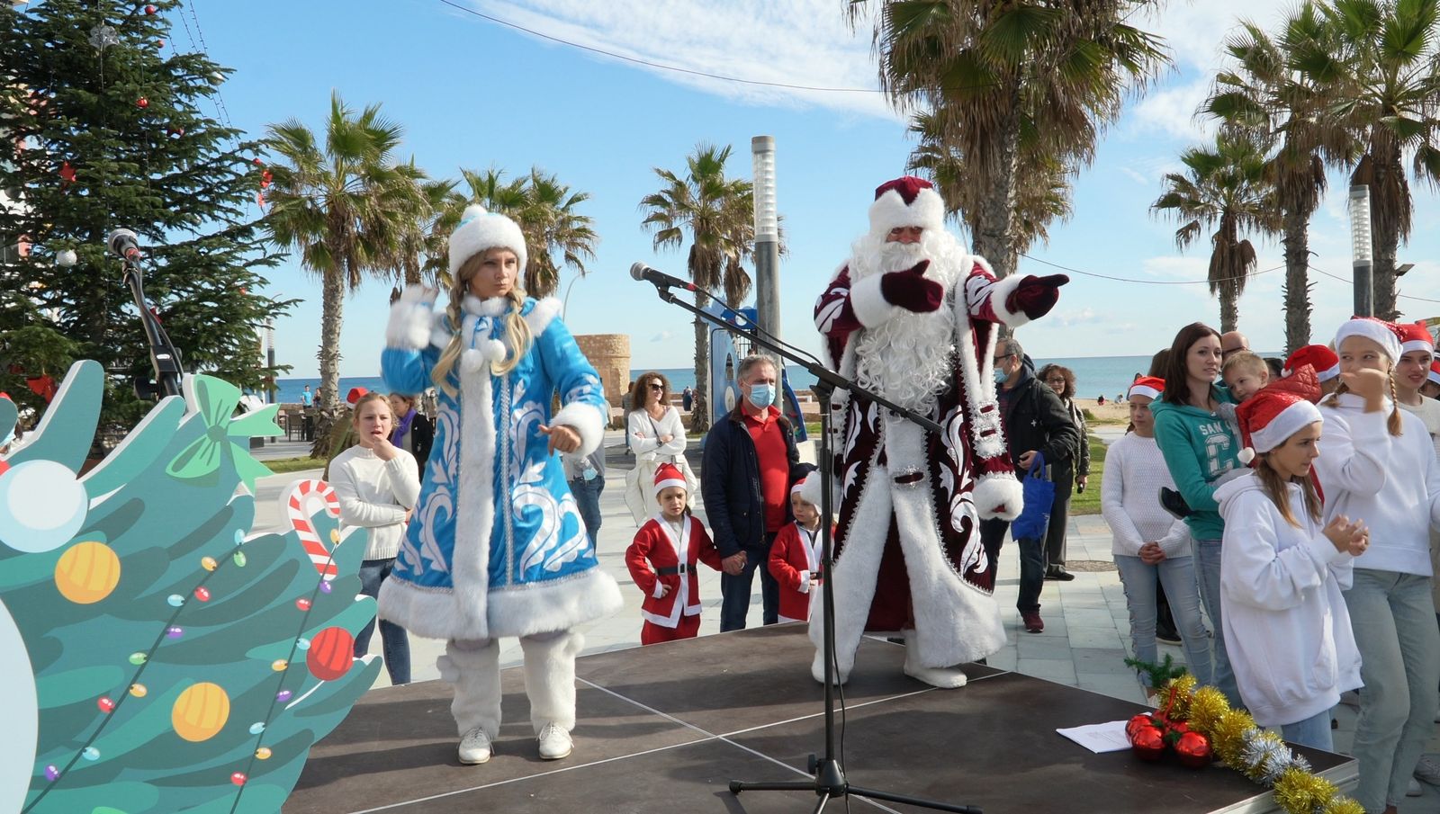 Ded Moroz y Snegúrochka saludan desde el escenario
