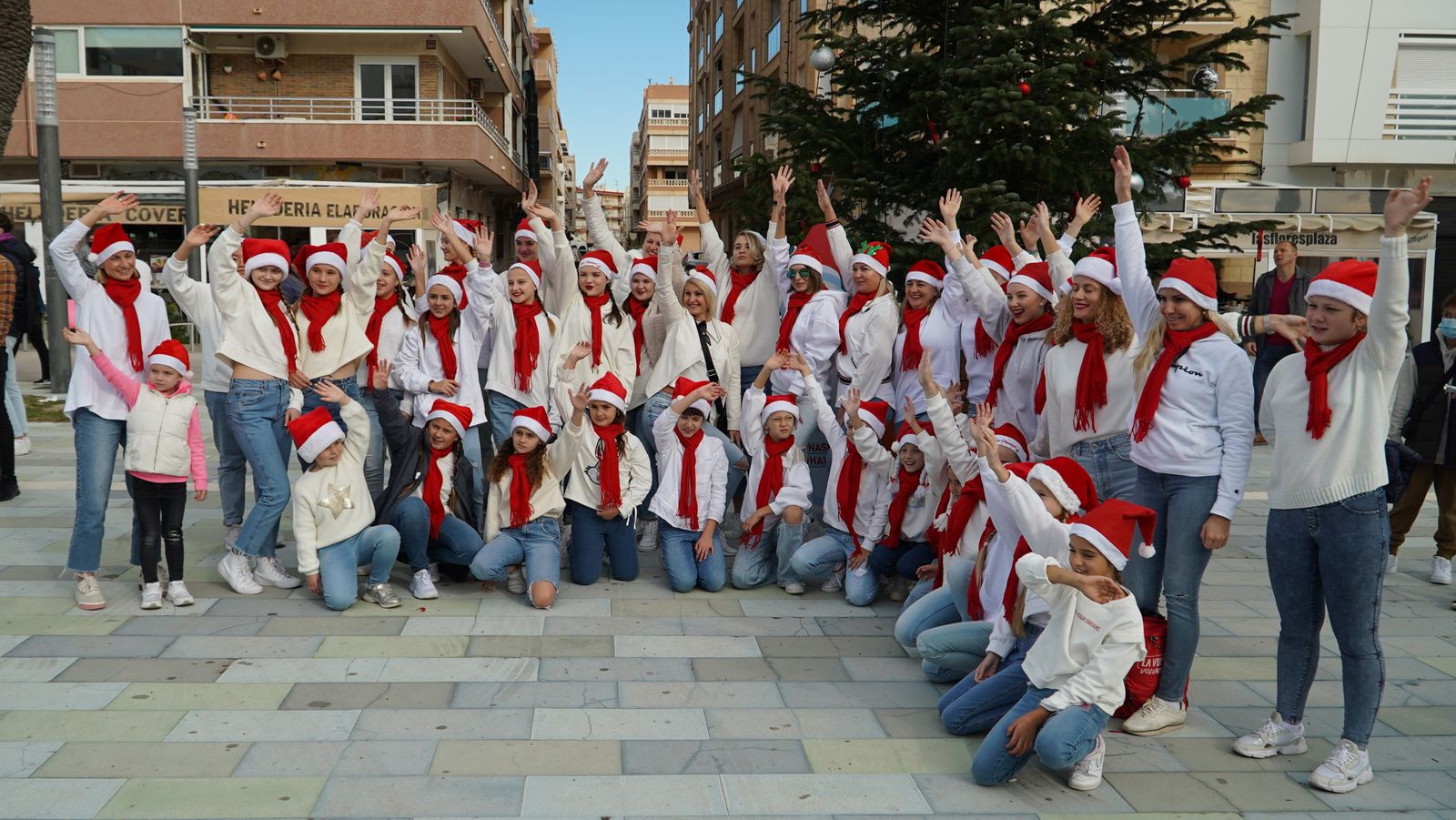 Foto de grupo de los participantes junto al árbol