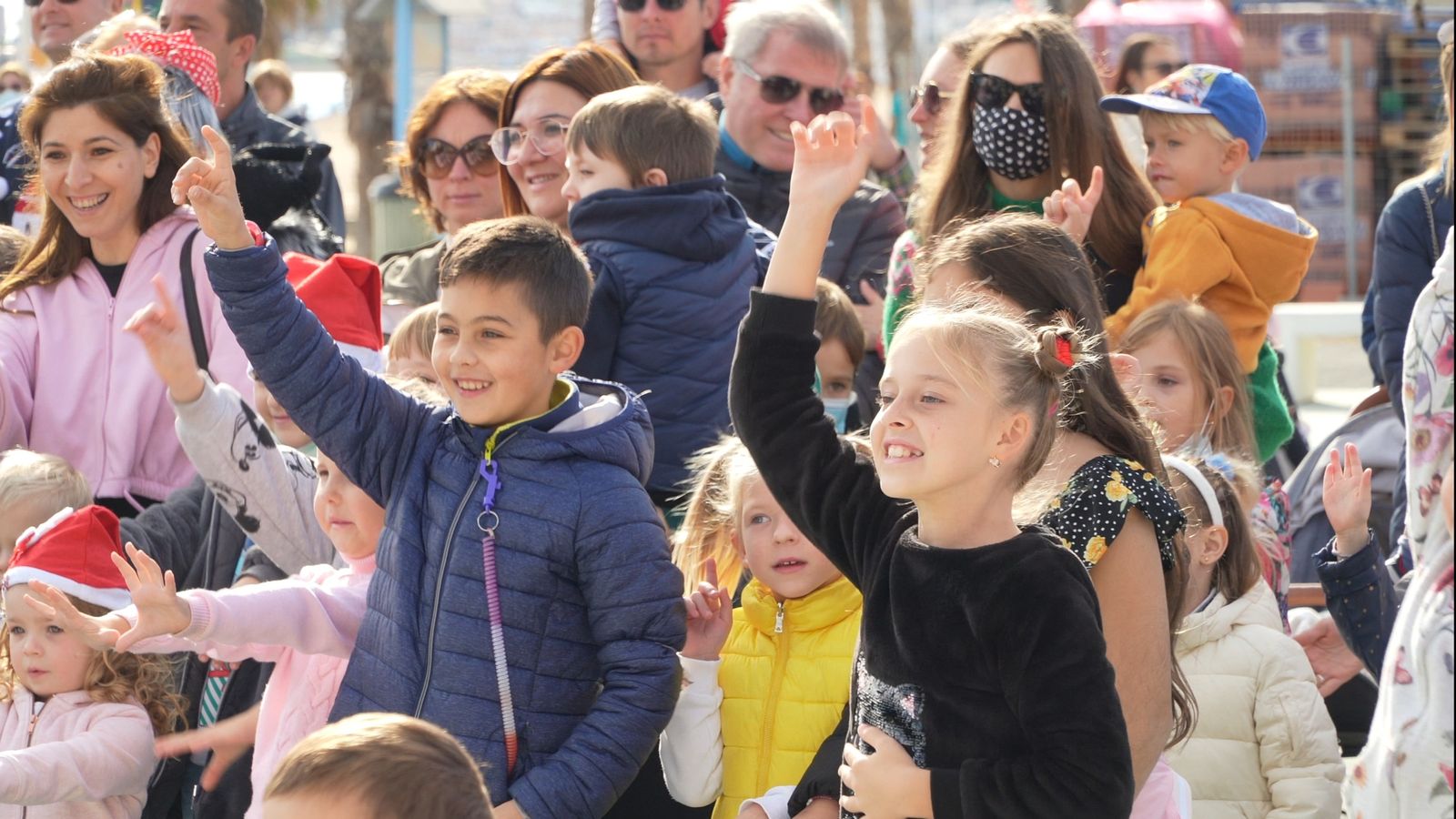 Niños levantan la mano durante un concurso
