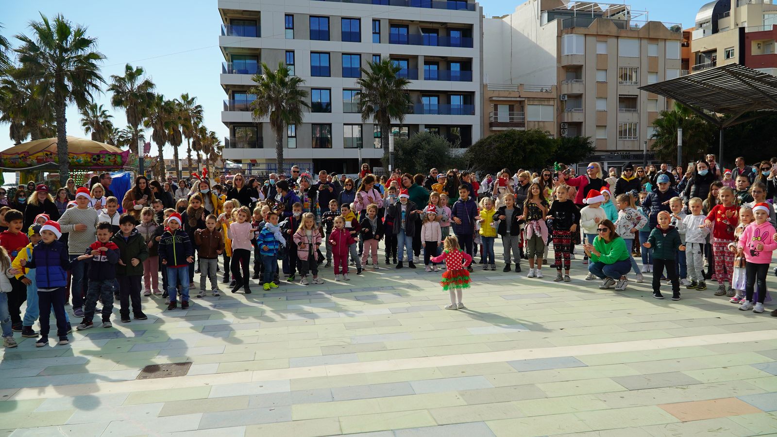 Familias llenan la plaza durante la fiesta