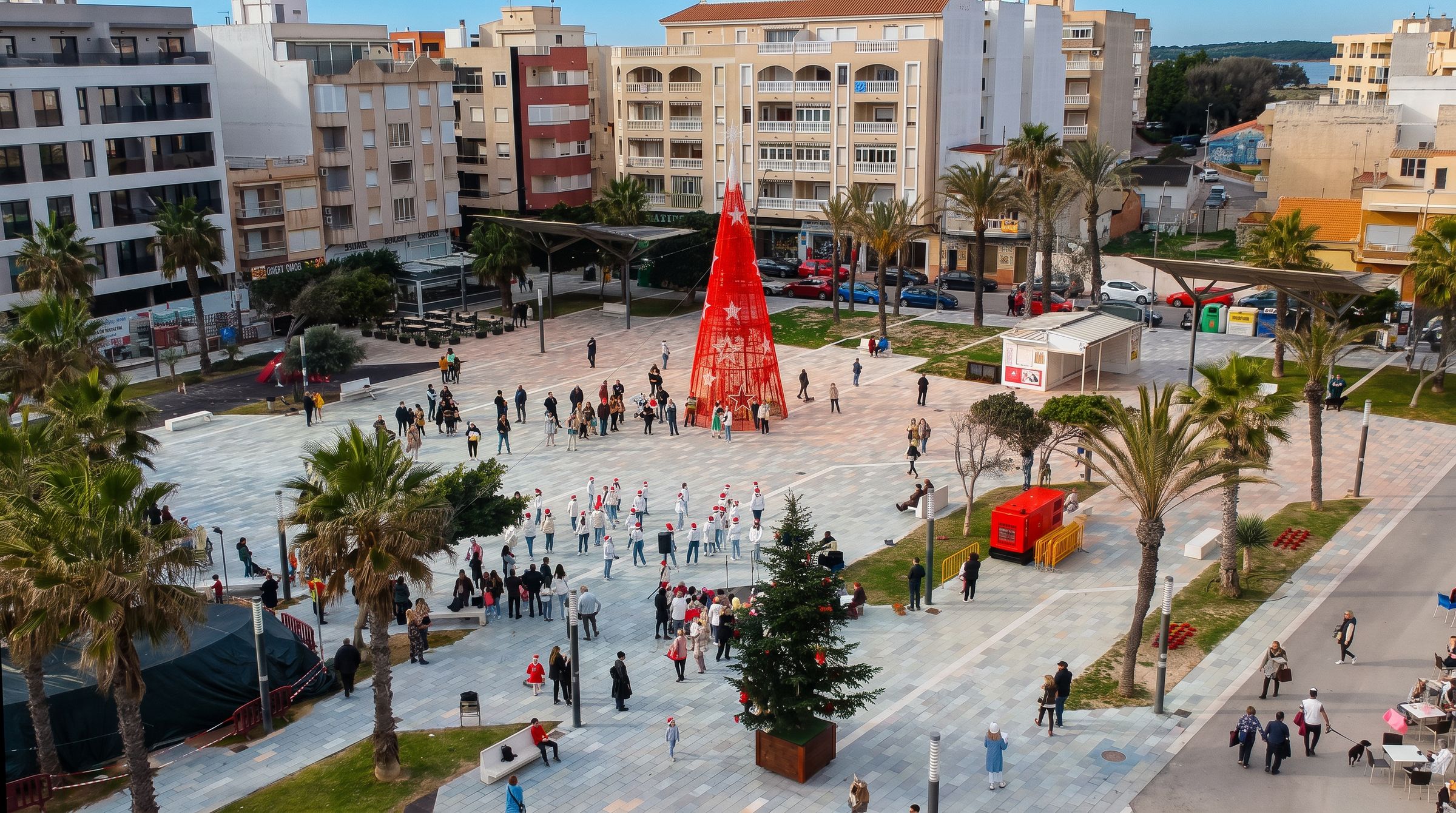 La plaza de La Mata, en Torrevieja, con el abeto de Nasha Yolka y el árbol rojo de Navidad