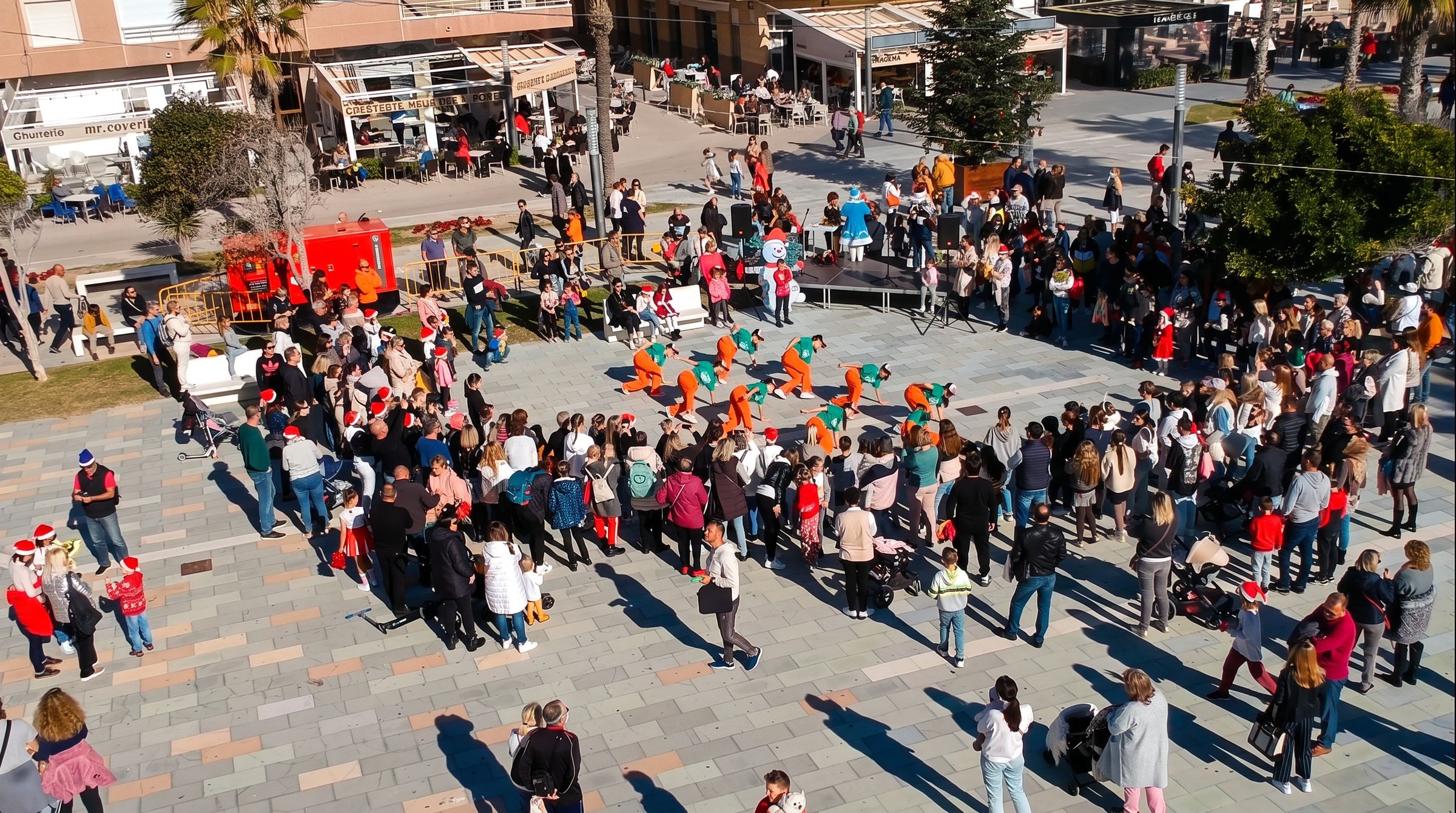 Vista aérea de la plaza de La Mata llena de familias durante la fiesta Nasha Yolka